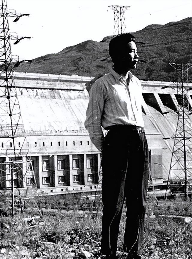 李鹏总理有多帅？1965年和两个儿子的合影	，他长相出众，气质不凡