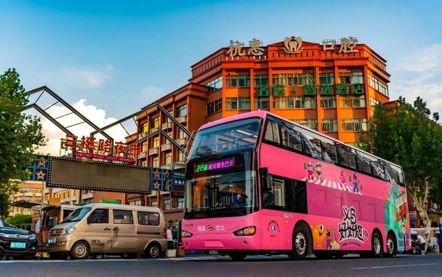 外国友人点赞！苏州金龙双层巴士打造“世界义乌”文旅新范式