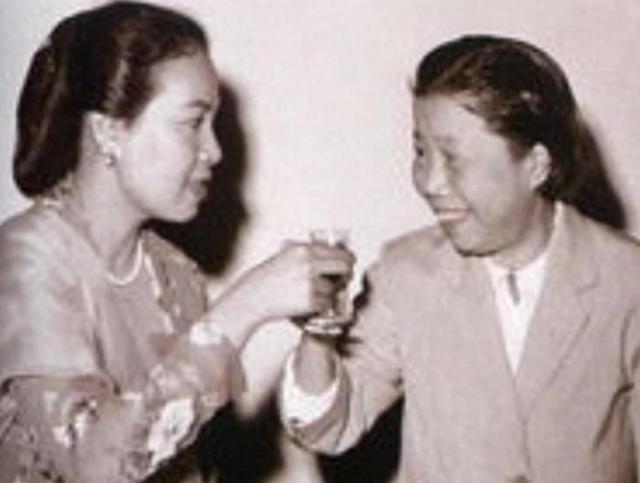 邓颖超晚年透露，周总理在上海还有一任“妻子”，不让她穿高跟鞋