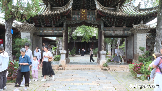 石屏古城成暑期旅游目的地