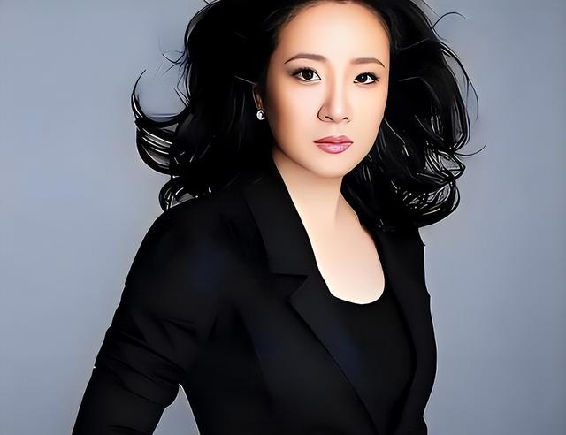 她是国家一级女演员，多次给坐轮椅丈夫戴绿帽，如今儿子也是演员
