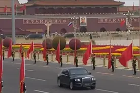 普京总统乘豪华车队到达北京天安门全过程，这场面也太震撼了吧！图片