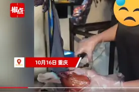揭秘烤鸭店惊天黑幕！女子亲述店员做假动作片肉全过程！图片