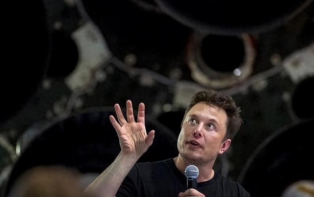 马斯科说未来有钱没钱都一样	，连工作也可有可无，普通人该咋生存