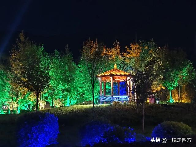 入夜，通化2021年打造的佟佳江旅游度假区灯光亮起，如梦似幻