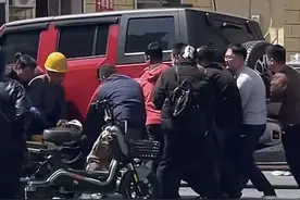 市区一女童腿部被压在汽车后轮处 公交车长和路人合力抬车救援图片