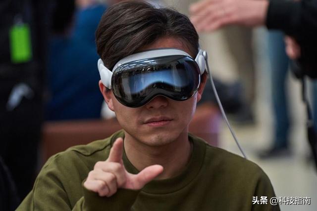 苹果玩真的？头带藏着大秘密，Vision Pro要从“玩具”变“工具”