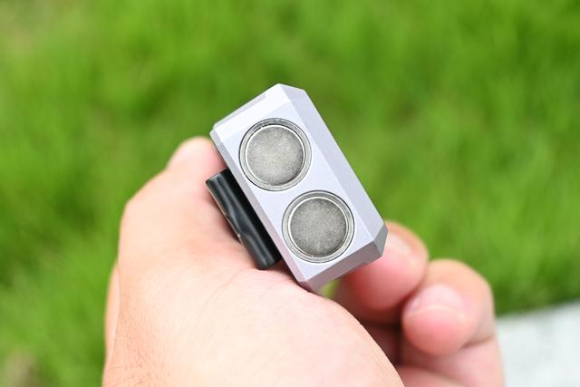 口袋照明神器！凯瑞兹双子星E8三光源金属转头EDC手电体验