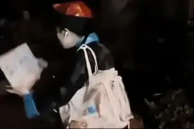 “女子深夜‘僵尸’现身，重庆小区上演真实版万圣节惊魂”图片