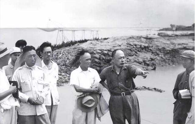 下属请示市委书记唐亮，陈毅来南京如何招待，唐：做川菜，吃大龙