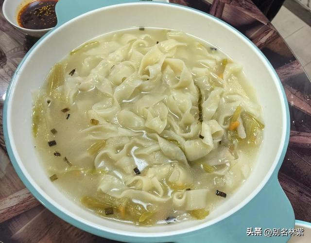 内蒙出发新疆，往返22天，5个人吃饭花4687元，网友问每天吃糠吗