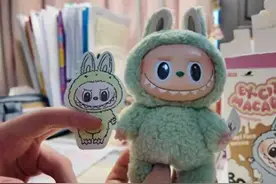 存5万元定期送Labubu盲盒，武汉一银行活动引众多市民咨询，“电话快被打爆”图片