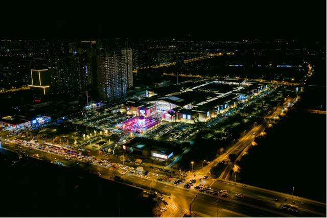 璀璨光影点亮冬日夜空，太原奥莱打造三晋首个千平光影迷宫——小雪节气浪漫飘雪，视听盛宴引爆冬季热潮