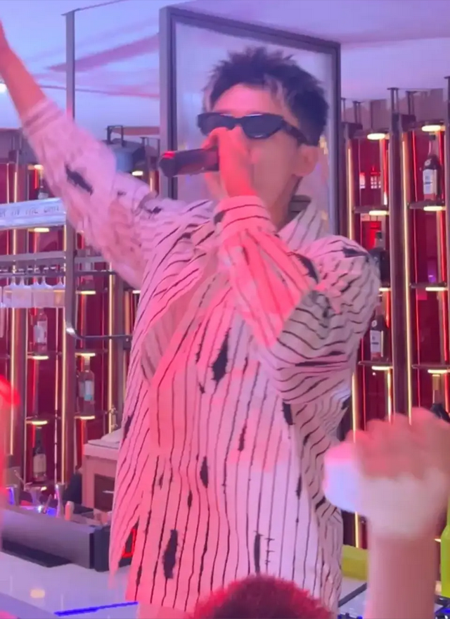 海底捞变夜店？男模擦边、DJ蹦迪，为什么不能让人好好吃饭？