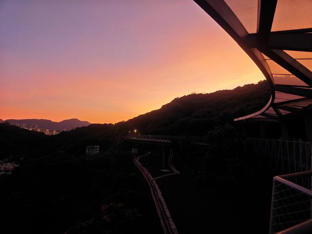 西丽湖国际科教城绿道，看霞飞满天，如梦似幻！长岭陂地铁C口