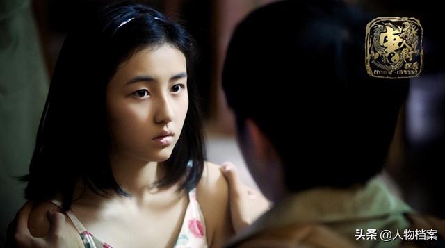 张子枫丝巾裹胸，曝浑身伤痕胸前、手臂都有，才懂成龙话的含金量