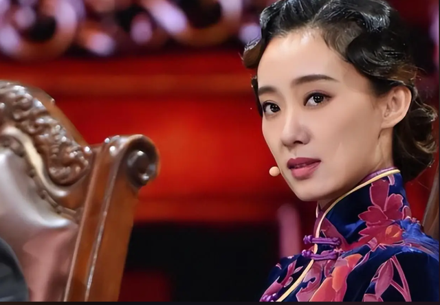 瘦到脱相？43岁的贾玲罕见露面，脸跨不平、又瘦又"颓"，令人唏嘘