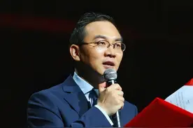 从央视名嘴沦为阶下囚，差点倾家荡产，如今52岁的郎永淳怎样了？图片