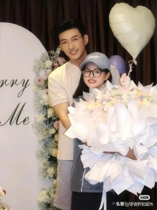 我的天！没想到他们是真情侣，难怪短剧中吻戏那么自然又投入