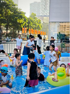 玩水+市集+公益放映！ 深圳湾睿印把浪漫影院搬进夏夜广场