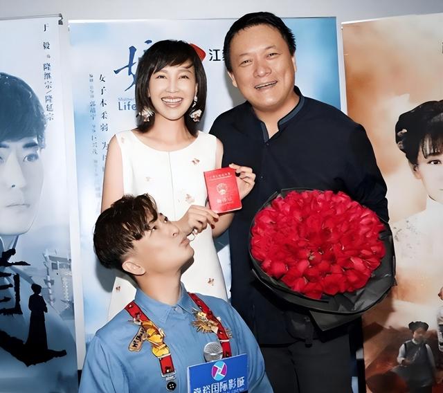 她19岁与导演私奔，在地下室裸婚连生3胎，今被丈夫用7部剧捧红