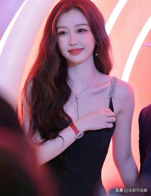 拔出萝卜带出泥！“诅咒”袁隆平，贪污15亿的她，这次惹众怒了！