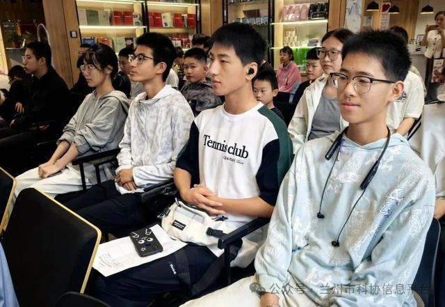【2025年甘肃省基层科普行动计划项目】城关区白银路街道甘家巷社区开展青少年AI与科技创新科普讲座