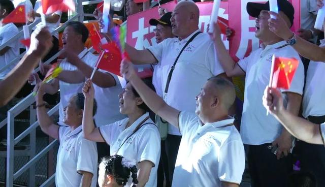 村晚·故事丨40多人组队battle桐梓“村晚”？这届避暑游客太会玩！