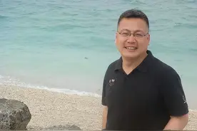 这两位央视主持人，原来是夫妻？低调了19年，如今一家三口很幸福图片