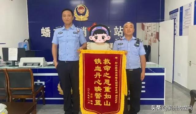 女子回应“被困25楼丢血书枕头求救”：试过撞门踢门向外喊，挥舞红衣两天没人理，跺脚乱跳盼楼下来投诉