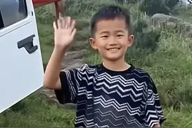 福建8岁男孩失踪最新：悬崖边被曝有臭味流出，小卖部老板被怀疑图片