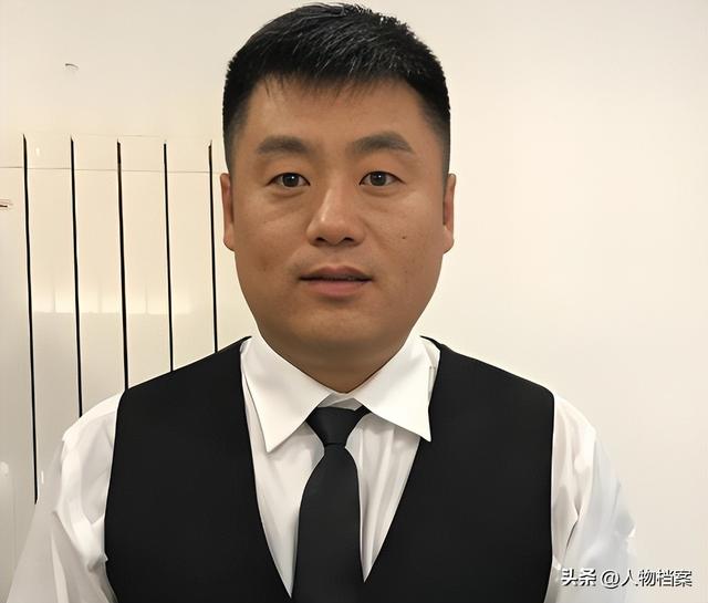 赵本山也想不到	，一向老实本分的宋晓峰，会在过年前，栽个大跟头