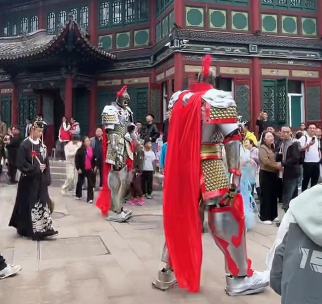 央企保利盘活榆次老城，汉服铠甲踩高跷登场，城隍庙县衙西园收费