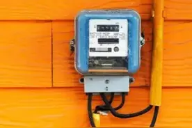 电工查出租屋偷电，无意中查出高明的偷电贼，房东当场赶走租客！图片