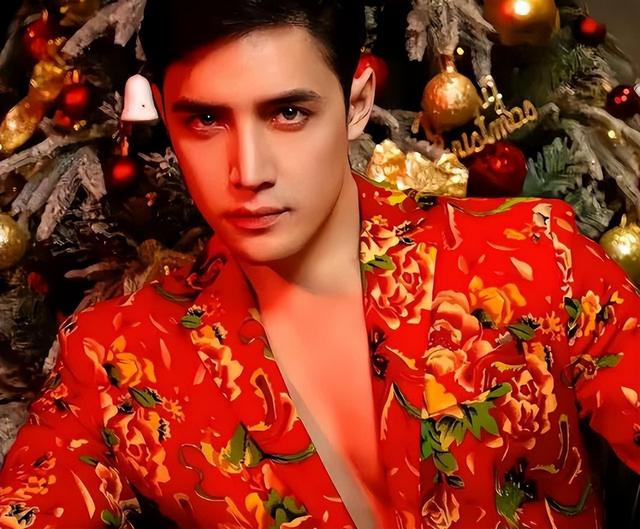 吃中国饭，砸中国锅！央视点名全程打码，这位700万网红人设崩塌