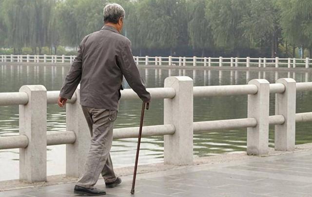 医生发现：坚持走路锻炼的老人，过不了半个月	，会迎来4大变化