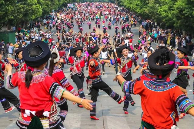 地名里的红河 | 188万人次打卡！这座边疆小城，不仅“红”，而且“火”