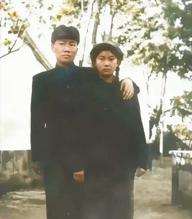 这是刘思齐和毛岸英的真实合影，并非演员扮演，货真价实的照片
