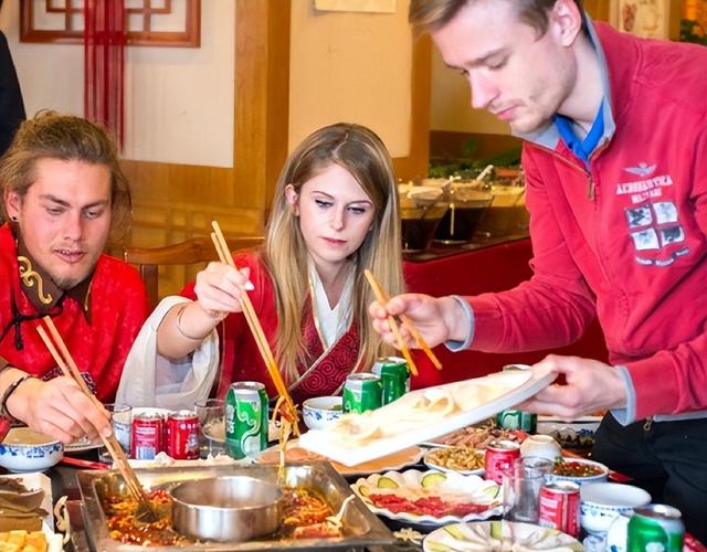 法国姑娘来中国旅游，回国哭了3天，坦言法国与中国差距一目了然