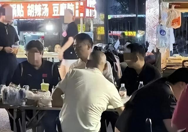 京东巨损147亿！网友凌晨偶遇刘强东喝大，拿塑料碗喝，来者不拒