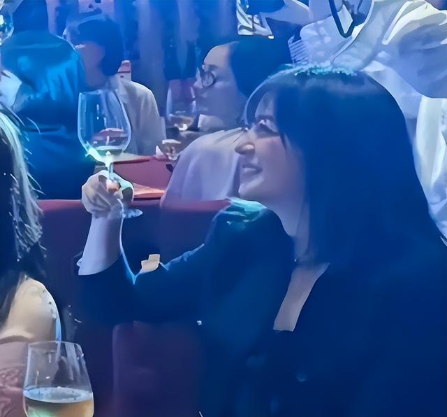 翻身无望！49岁赵薇近况再曝	，胃癌传闻真相大白，脸垮皮衰无星气