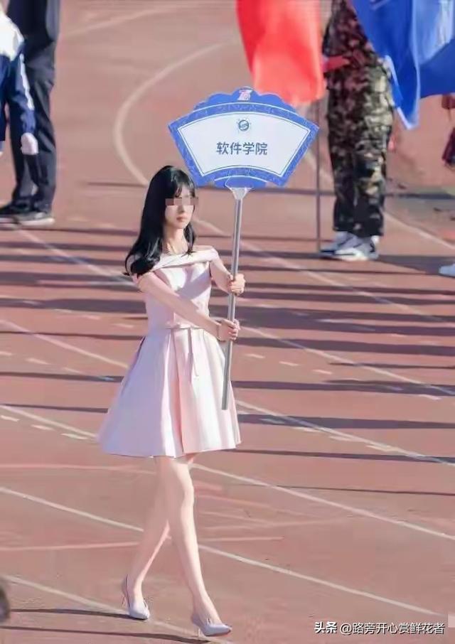 “万花丛中一点黑”，大学举牌学姐火了，网友：这个学院没人了吗
