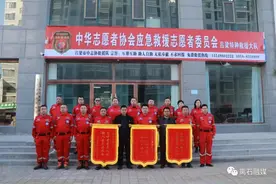 一老人走失深山 志愿者暖心救援图片