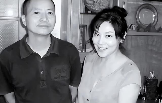 62岁毛阿敏与63岁董文华罕见同框！一个豪门守寡，一个风采依旧