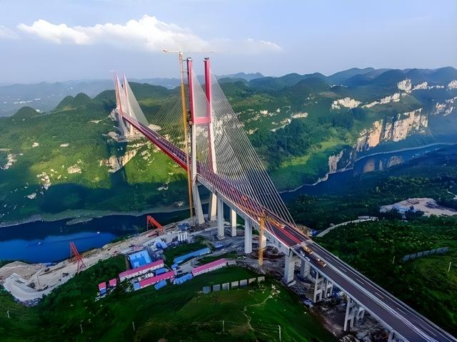 贵州建成世界第一高桥，两小时变两分钟，世行认定不宜人居的逆袭