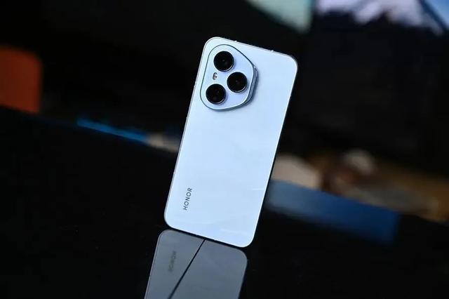 荣耀彻底“摊牌了”，7200mAh+16GB+1TB+IP69，顶配旗舰大跳水