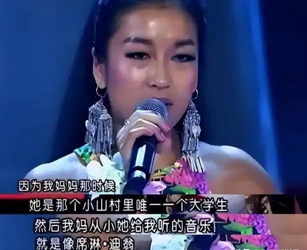 这跟不穿有啥区别？吉克隽逸全身仅一块布遮体，边走边拉衣太吸睛