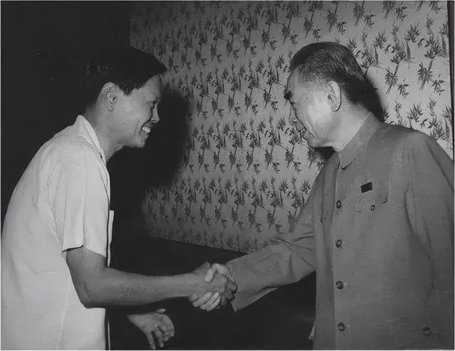 1971年，杨振宁和岳父杜聿明、岳母曹秀清在北京的合影，难掩紧张