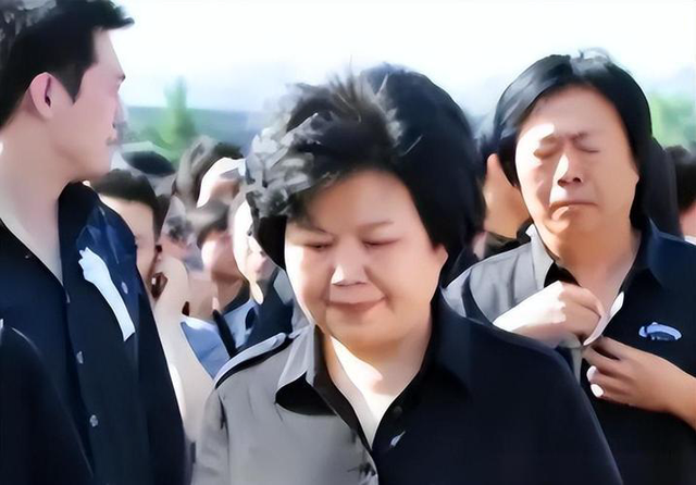 邢质斌接孙子放学了！穿搭朴素不见当年风采，但气质一看就不普通