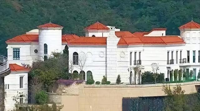 曝许家印香港大宅挖出460平地牢，潜伏15年才被发现，是为藏啥？